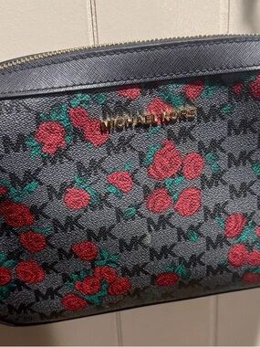 HTF Michael Kors Selma Jet Set Crossbody  Gold tone Chain GUC MK Logo Red Roses